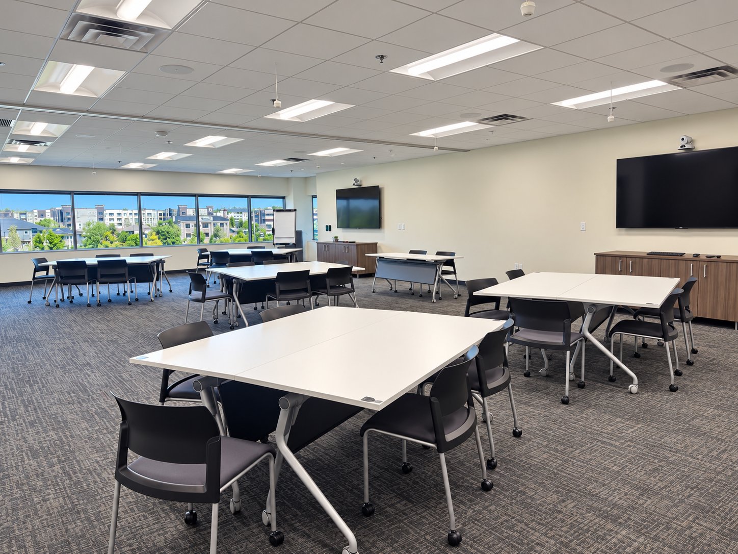 AAIM St. Louis training room with flexible tables, dual screens and motion-tracking cameras
